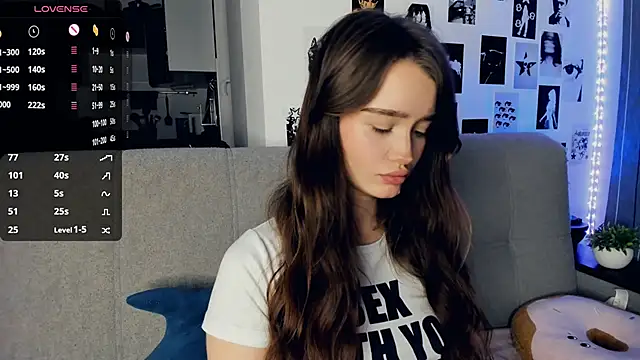 lovelyalivia online show from December 2, 2025, 9:44 am