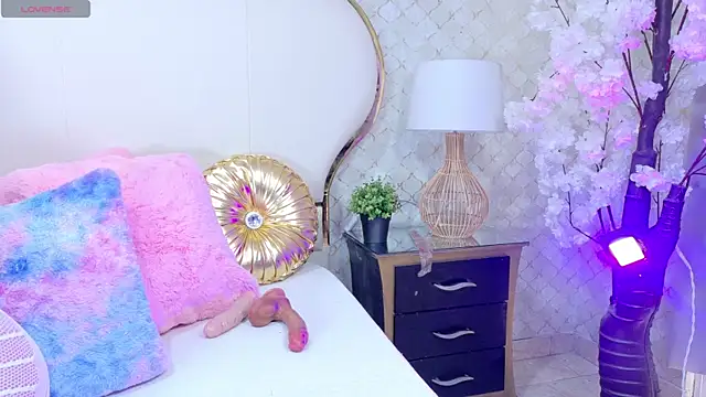 Mhia Sweet  online show from April 11, 2026, 9:51 pm