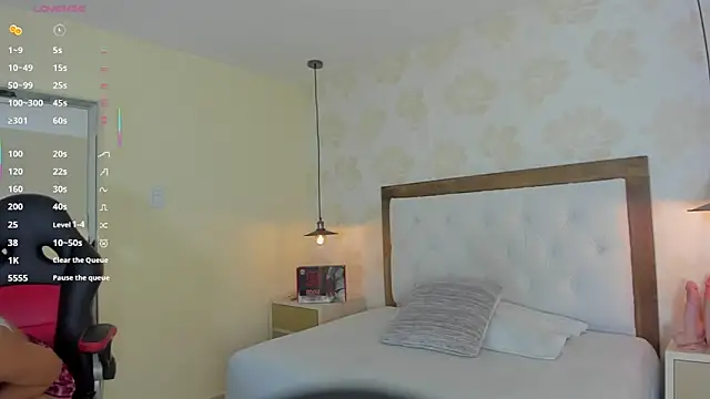 IRISCLARK1 online show from November 8, 2025, 7:28 pm