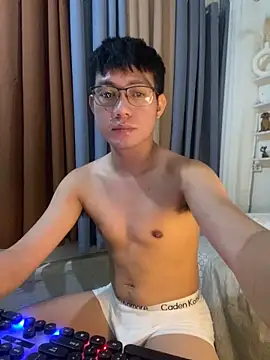 xshyboyx online show from October 23, 2025, 4:05 pm