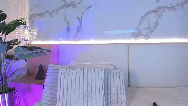 ValSmith  online show from December 3, 2025, 3:40 am