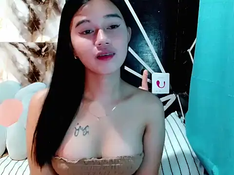 Snapshot of urgirl_mikah chatting on August 5, 2026, 1:32 am urgirl mikah online show from August 5, 2026, 1:32 am