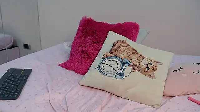 Snapshot of zooombee chatting on March 12, 2026, 5:02 am zooombee online show from March 12, 2026, 5:02 am