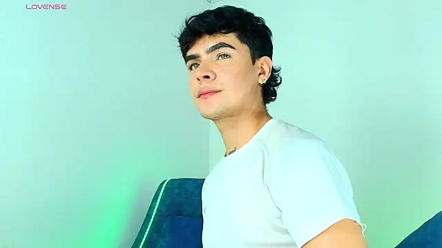 CamiiGuzmanX online show from December 15, 2025, 8:14 pm