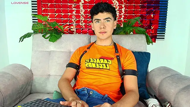 Snapshot of CamiiGuzmanX chatting on February 16, 2026, 7:56 pm CamiiGuzmanX online show from February 16, 2026, 7:56 pm