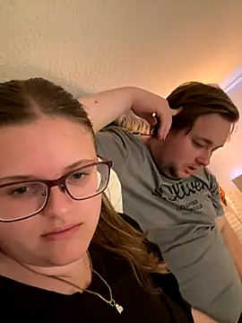 Snapshot of CurvyPaar2 chatting on September 19, 2025, 4:11 pm CurvyPaar2 online show from September 19, 2025, 4:11 pm