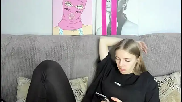 HitGyrl online show from November 27, 2025, 1:17 am