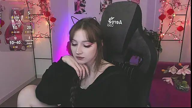 LiliLuna online show from April 9, 2026, 4:13 pm