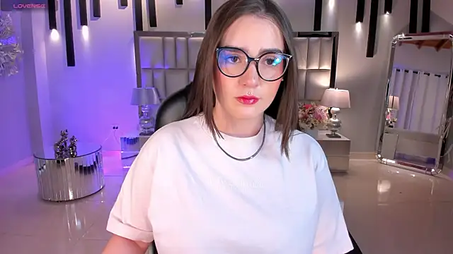 Snapshot of SarahRhodes_ chatting on April 17, 2026, 12:30 pm SarahRhodes online show from April 17, 2026, 12:30 pm