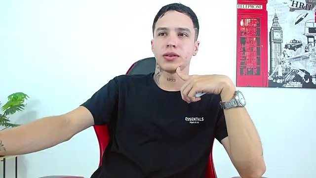 Cumandres18 online show from February 10, 2026, 3:33 pm