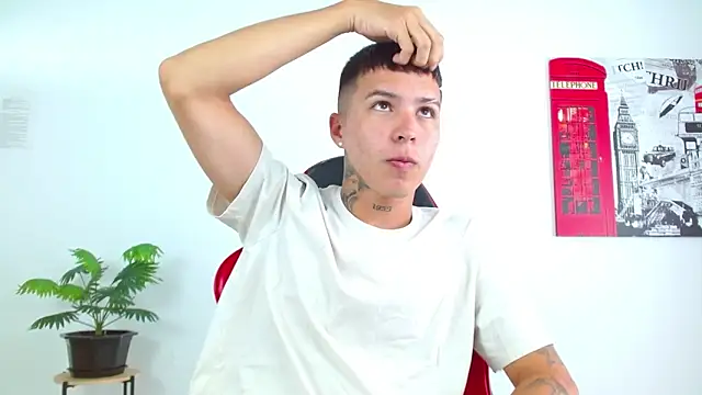 Cumandres18 online show from March 25, 2026, 2:38 pm