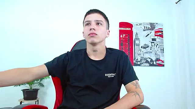 Cumandres18 online show from November 5, 2025, 1:58 pm