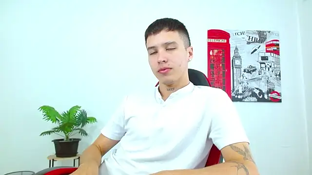 Cumandres18 online show from November 27, 2025, 2:17 pm