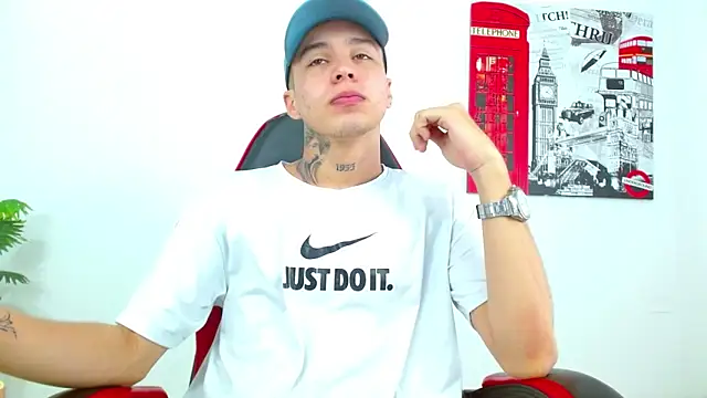 Cumandres18 online show from February 17, 2026, 2:58 pm