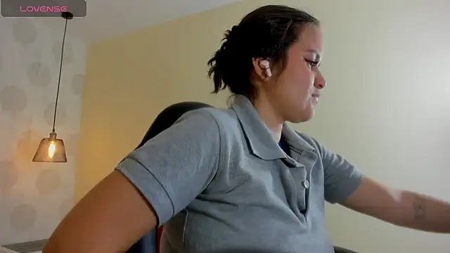 Snapshot of GIANAMILLER6 chatting on February 17, 2026, 12:02 pm GIANAMILLER6 online show from February 17, 2026, 12:02 pm