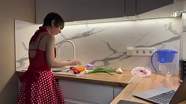 daniellia  online show from April 21, 2026, 2:23 pm