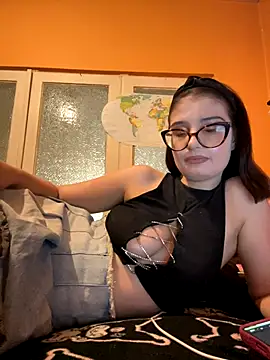 Snapshot of Larra69 chatting on November 23, 2025, 5:45 pm Larra69 online show from November 23, 2025, 5:45 pm