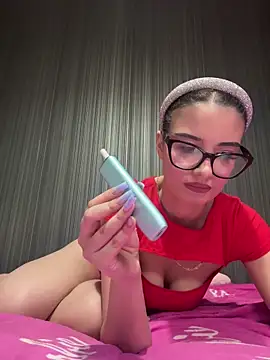 Snapshot of Larra69 chatting on March 31, 2026, 5:37 pm Larra69 online show from March 31, 2026, 5:37 pm