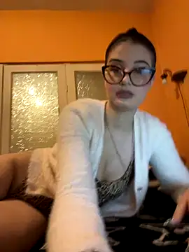 Snapshot of Larra69 chatting on December 18, 2025, 6:01 pm Larra69 online show from December 18, 2025, 6:01 pm