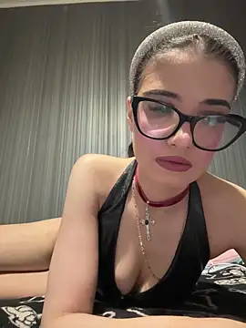 Snapshot of Larra69 chatting on May 25, 2026, 5:44 pm Larra69 online show from May 25, 2026, 5:44 pm