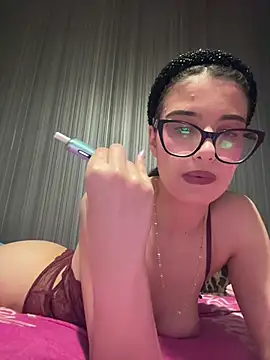 Snapshot of Larra69 chatting on April 25, 2026, 5:43 pm Larra69 online show from April 25, 2026, 5:43 pm