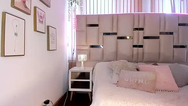 Zoey thompson online show from February 24, 2026, 7:37 pm