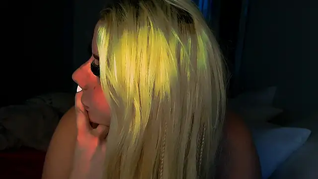 Snapshot of TiaDoll chatting on November 29, 2025, 12:11 am TiaDoll online show from November 29, 2025, 12:11 am