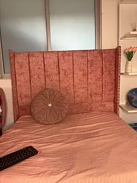 salomecute21 online show from February 7, 2026, 11:29 am