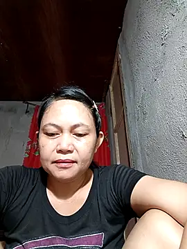 Snapshot of Everleigh_mom chatting on December 17, 2025, 10:04 pm Everleigh mom online show from December 17, 2025, 10:04 pm