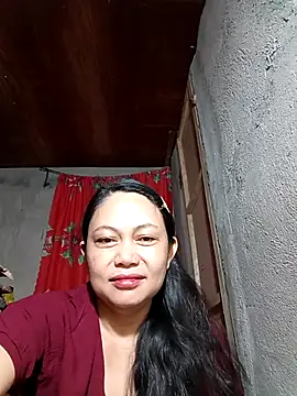 Snapshot of Everleigh_mom chatting on December 14, 2025, 8:03 pm Everleigh mom online show from December 14, 2025, 8:03 pm