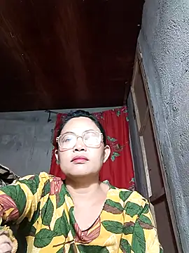 Snapshot of Everleigh_mom chatting on December 5, 2025, 10:03 am Everleigh mom online show from December 5, 2025, 10:03 am