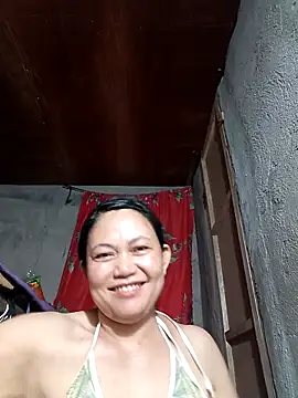 Snapshot of Everleigh_mom chatting on November 1, 2025, 8:08 am Everleigh mom online show from November 1, 2025, 8:08 am