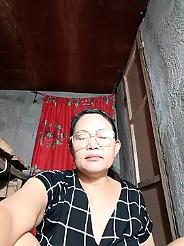 Snapshot of Everleigh_mom chatting on October 18, 2025, 10:17 am Everleigh mom online show from October 18, 2025, 10:17 am