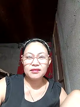 Snapshot of Everleigh_mom chatting on December 23, 2025, 11:09 am Everleigh mom online show from December 23, 2025, 11:09 am