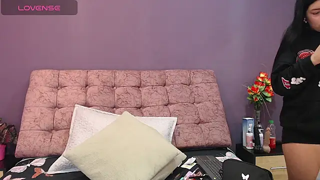 KateWelsin online show from December 1, 2025, 7:37 pm