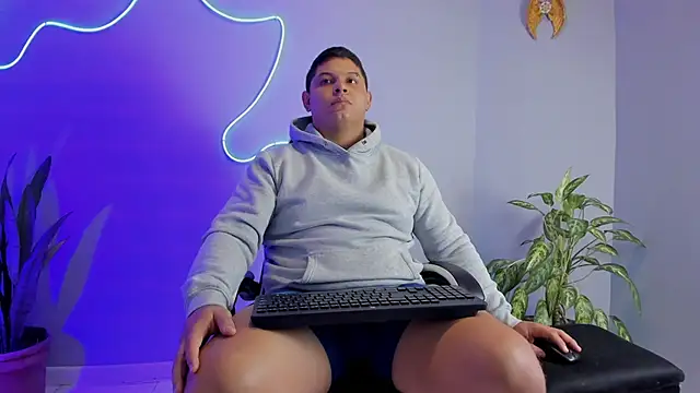 Snapshot of Maximus_Steel chatting on October 2, 2025, 11:02 am Maximus Steel online show from October 2, 2025, 11:02 am