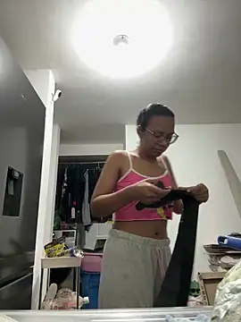 Snapshot of Valen1800 chatting on February 13, 2026, 11:05 pm Valen1800 online show from February 13, 2026, 11:05 pm