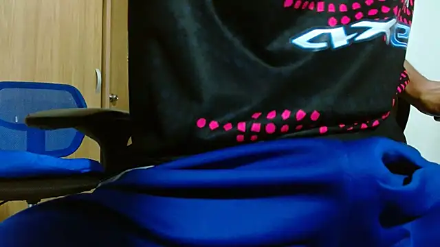 Snapshot of skinny23cm chatting on September 30, 2025, 10:38 pm skinny23cm online show from September 30, 2025, 10:38 pm