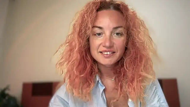 Snapshot of Reddgiirl chatting on April 4, 2026, 7:53 pm Reddgiirl online show from April 4, 2026, 7:53 pm