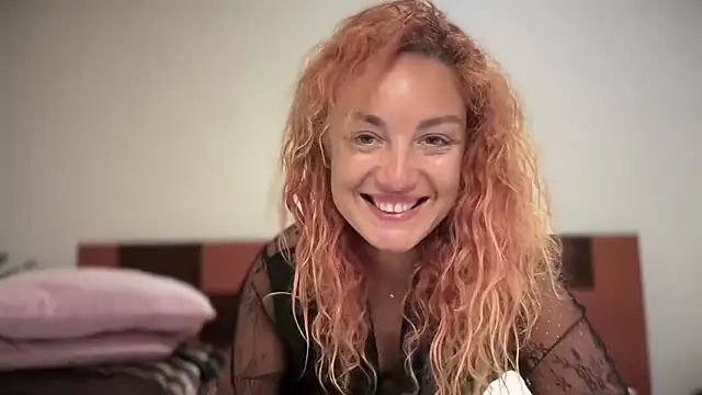 Snapshot of Reddgiirl chatting on April 12, 2026, 4:21 pm Reddgiirl online show from April 12, 2026, 4:21 pm