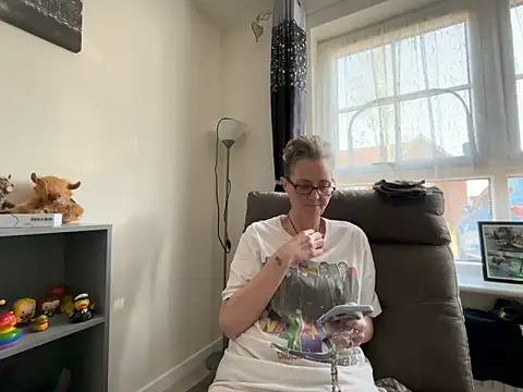 Curvy-Jinx online show from March 19, 2026, 8:25 am