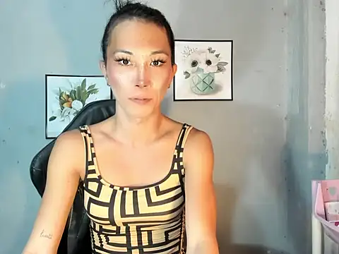 ladychix online show from April 7, 2026, 10:17 am