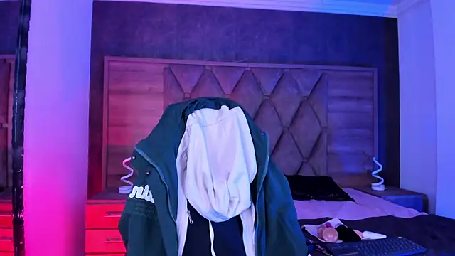 katierouge  online show from January 14, 2026, 5:44 am