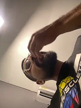 Snapshot of vincentjaxon chatting on April 2, 2026, 5:08 pm vincentjaxon online show from April 2, 2026, 5:08 pm