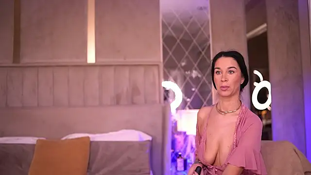 Snapshot of FrancescaDante chatting on February 5, 2026, 6:53 am FrancescaDante online show from February 5, 2026, 6:53 am