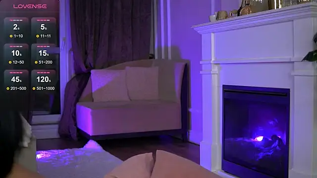 EmaHallee online show from December 3, 2025, 4:13 am