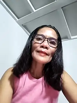 Snapshot of ImYourWoman_55 chatting on April 30, 2026, 1:40 pm ImYourWoman 55 online show from April 30, 2026, 1:40 pm