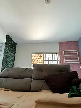 Chloe Leaozinho online show from November 7, 2025, 5:50 pm