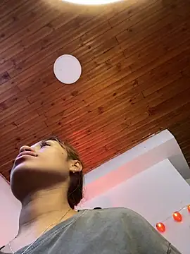 juliana-mancini online show from October 27, 2025, 7:48 pm