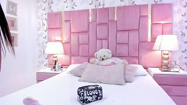 GabyMoreau online show from March 26, 2026, 8:18 pm